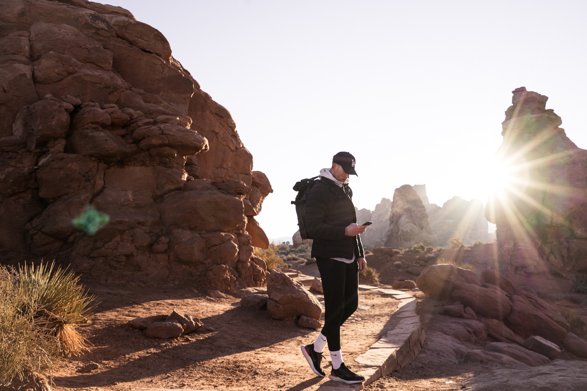 Bilden visar en person med en vandringsryggsäck. Med ultralight quilt kan du packa lättare då det är en ultralätt sovsäck. Att packa vandringsryggsäcken lättare förenklar vandringen.